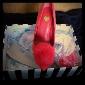 Sexy red pumps!! Fits like a 9.5